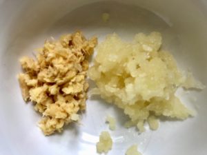 Minced Garlic and Ginger for Korean Rice Bowl with Lentils and Cauliflower recipe, which is da bomb, exploding with flavor! The rice soaks up the sauce, which gives you a nutty, salty flavor from sesame oil and soy sauce, a warm and zesty kick from ginger and garlic, and sweetness from honey to balance it all out. Lentils and cauliflower give a meaty bite.