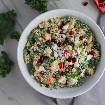 Bowl of Quinoa & Kale Salad with Roasted Chickpeas, Pomegranate, Feta, red pepper, and Creamy Lemon Dressing. #glutenfree #lunch #dinner #healthyrecipes #healthyfood #salads #quinoa #kale