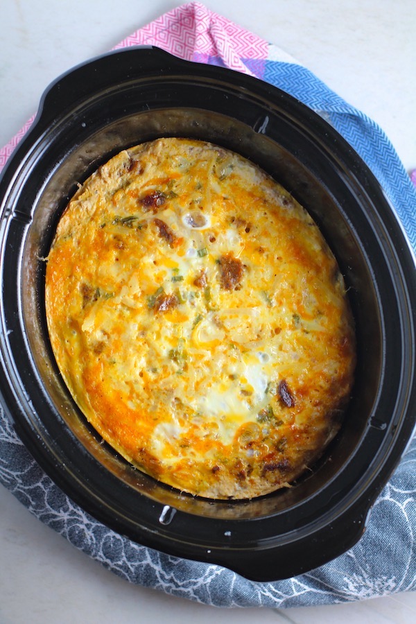 Slow Cooker Eggs, Chorizo, and Hash Browns Cheesy Casserole. IT COOKS WHILE YOU SLEEP! #eggs #eggcasseroles #eggrecipes #breakfastideas #holidayrecipes