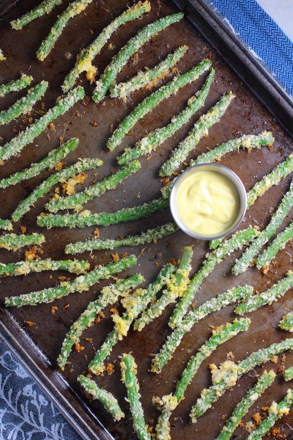 Crispy, crunchy, salty, and addictive! These are my healthy Crispy Parmesan Green Bean Fries! Such a great way to transform beans and add a new vegetable into dinner rotation. #vegetablerecipes