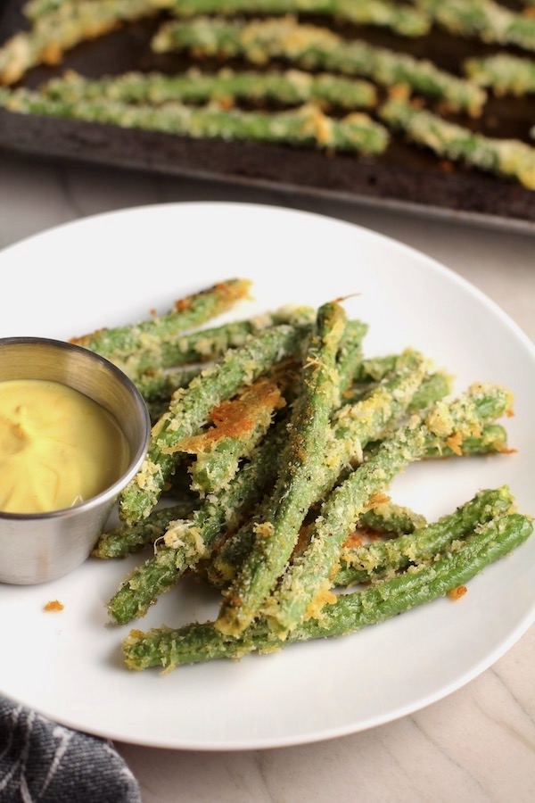 Crispy, crunchy, salty, and addictive! These are my healthy Crispy Parmesan Green Bean Fries! Such a great way to transform beans and add a new vegetable into dinner rotation. #vegetablerecipes