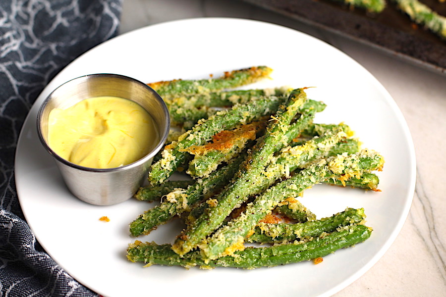 Crispy, crunchy, salty, and addictive! These are my healthy Crispy Parmesan Green Bean Fries! Such a great way to transform beans and add a new vegetable into dinner rotation. #vegetablerecipes